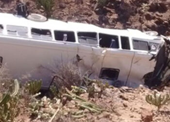 Autobús en el que viajaba equipo infantil de futbol de Colima cae a barranco en Jalisco