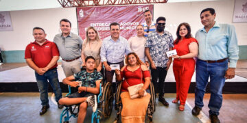 Entregan Sistemas DIF Mazatlán y Gobierno Municipal apoyos económicos a personas con discapacidad