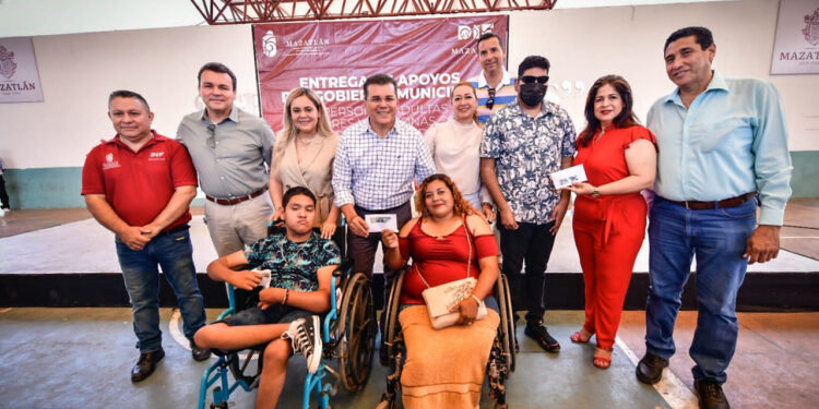 Entregan Sistemas DIF Mazatlán y Gobierno Municipal apoyos económicos a personas con discapacidad