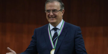 Ebrard pide a gobernadores no adelantarse y tomar partido por ‘corcholatas’ de Morena