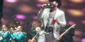 Alfredo Olivas, Gerardo Ortiz y Roberto Tapia hacen vibrar a 10 mil fans en ‘Qué Siga la Fiesta’