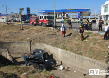 Auto compacto choca contra luminaria y se va al fondo de canal pluvial