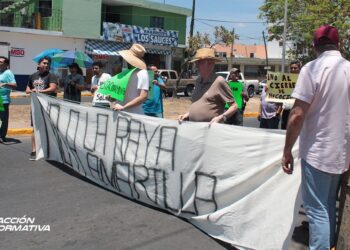 Bloquean Av. Insurgentes por línea amarilla que impide estacionarse en la zona