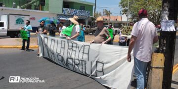 Bloquean Av. Insurgentes por línea amarilla que impide estacionarse en la zona