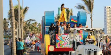 Soberanos del Carnaval de Mazatlán participan en la 14ª. Marcha del Orgullo LGBT