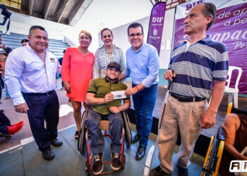 Entregan Sistema DIF Mazatlán y Gobierno Municipal apoyos económicos a personas con discapacidad