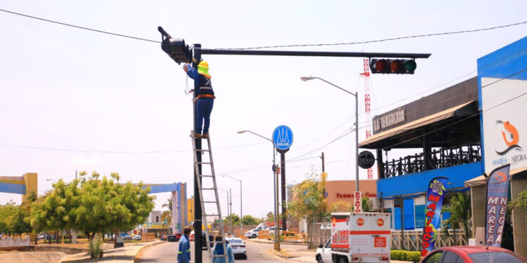 Instalan semáforo en entrada de Avenida Real Pacífico, se busca reducir accidentes en la zona