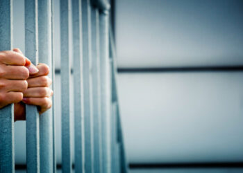 Logra FGE sentencia para dos sujetos que le despojaron un celular a una mujer