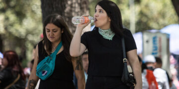 Ola de calor: ¿Vestir con colores claros o de negro? ¿Cómo te mantienes más fresco?