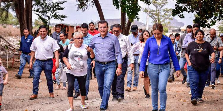 Edgar González escucha y resuelve necesidades apremiantes en la colonia Rafael Buelna.