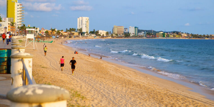 ¡Calorón! Prevalecen las altas temperaturas en el puerto de Mazatlán 