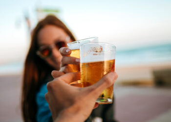 Tomarte una cervecita para el calor no es buena opción