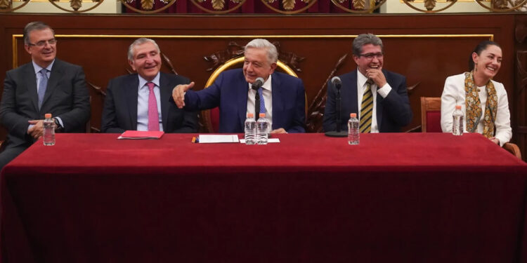 AMLO apoya que aspirantes presidenciales de 4T renuncien a sus cargos el lunes