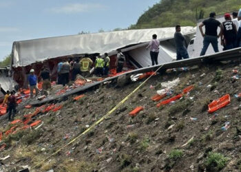 Volcadura de tráiler termina en rapiña de los automovilistas en la carretera Los Mochis-Navojoa