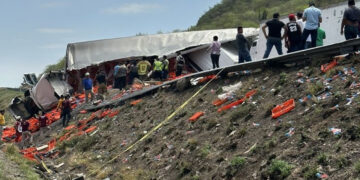 Volcadura de tráiler termina en rapiña de los automovilistas en la carretera Los Mochis-Navojoa