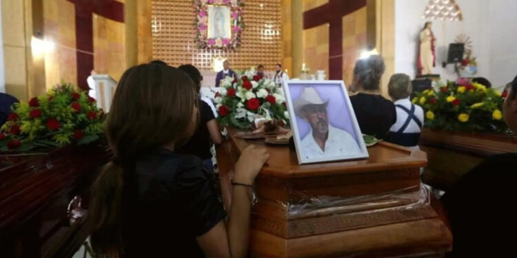 Sepultan a Hipólito Mora en La Ruana, Michoacán