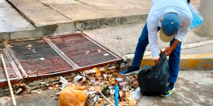 Limpia Aseo Urbano rejillas pluviales en toda la ciudad