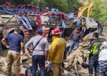 Volcadura de autobús en carretera Magdalena Peñasco, Oaxaca deja al menos 27 muertos