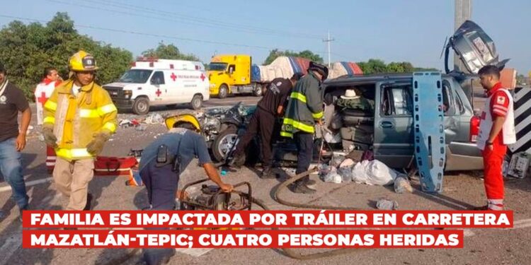 Familia es impactada por tráiler en carretera Mazatlán-Tepic; cuatro personas heridas