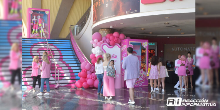 ‘Barbie’ y ‘Oppenheimer’ le dan a la industria del cine un fin de semana supertaquillero