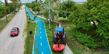 Servicios públicos da mantenimiento a la Avenida Cerritos