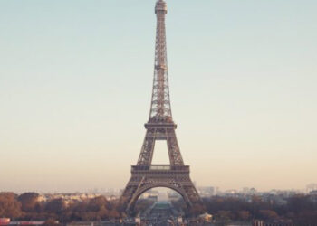 5 hombres violan a turista mexicana en París; detienen a dos
