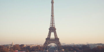 5 hombres violan a turista mexicana en París; detienen a dos