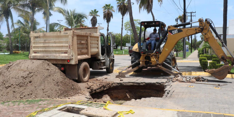 Inicia JUMAPAM proceso para reparar el socavón en la Sábalo Cerritos