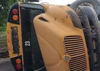 Volcadura de camión en El Rosario deja 52 personas heridas