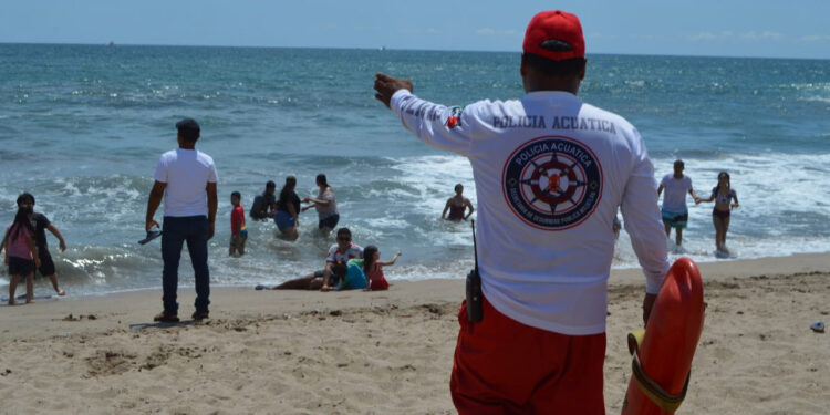 Playas de Mazatlán han estado concurridas durante los fines de semana; Policía Acuática