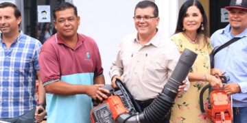 Alcalde de Mazatlán entrega equipo de trabajo a Servicios Públicos