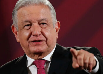 Oposición acusa a López Obrador de espionaje y de intervenir en el proceso electoral