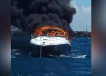 Yate se incendia en Yucatán y tripulantes se lanzan al mar para salvar sus vidas