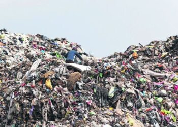Deslizamiento de toneladas de basura en relleno sanitario de Tepatlaxco sepulta a cerca de 10 personas