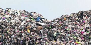 Deslizamiento de toneladas de basura en relleno sanitario de Tepatlaxco sepulta a cerca de 10 personas