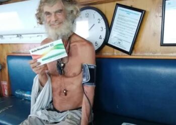 Náufrago australiano y su perrita rescatados por buque de atún llegan a puerto de Colima