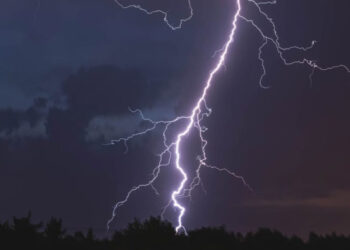 Medio Mazatlán sin luz eléctrica, vecinos se quejan de falta de servicio por parte de CFE