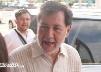 Entre gritos y aplausos Gerardo Fernández Noroña arriba a Mazatlán