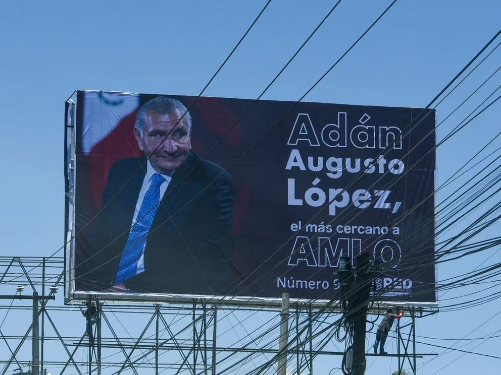 Instalan espectaculares en diversos puntos del país de Adán Augusto López, aspirante a la candidatura presidencial de Morena. Foto: Cuartoscuro