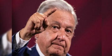 AMLO ‘da jalón de orejas’ a corcholatas: llama a no contratar espectaculares