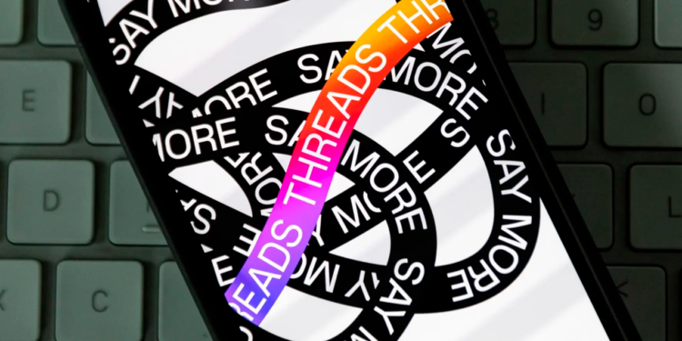 AMLO celebra que haya competencia en redes sociales con llegada de Threads