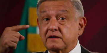 AMLO ordena una revisión a los libros de texto gratuitos para determinar si son comunistas