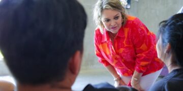 Visita Eneyda Rocha a familias en el Centro Migrante DIF Sinaloa