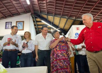 Beatriz Paredes se reunió con agricultores y personal del empaque “Daniella”, en Ahome
