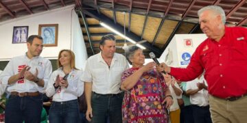 Beatriz Paredes se reunió con agricultores y personal del empaque “Daniella”, en Ahome
