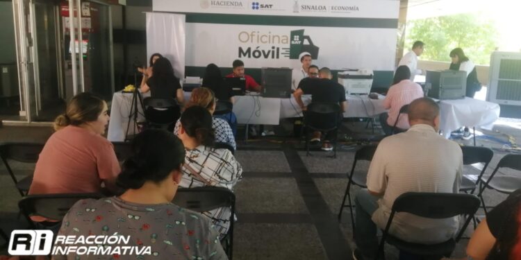 Aprovechan culiacanenses oficinas móviles del SAT