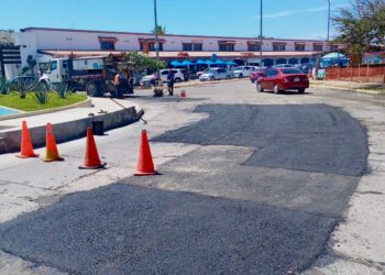 Sin parar trabajos de bacheo en Mazatlán.
