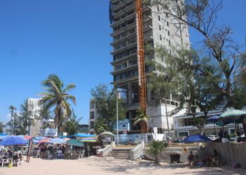 Playa pinitos pierde certificación por derrame de aguas negras