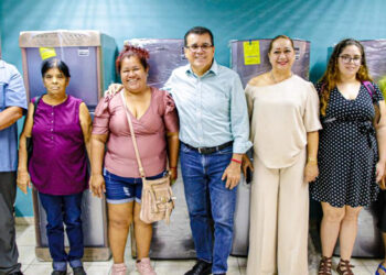 ¡Se cumplió! Gobierno de Mazatlán entrega cuatro refrigeradores a vecinos del Fraccionamiento Hogar del Pescador