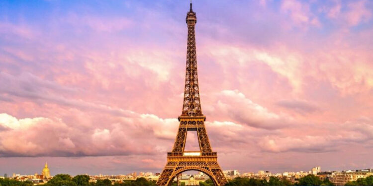 Desalojan Torre Eiffel por una falsa amenaza de bomba